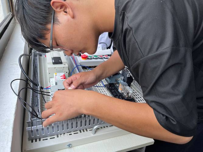 安陽職業技術學院計算機系學生赴基于英特爾技術智能制造試驗工廠實訓
